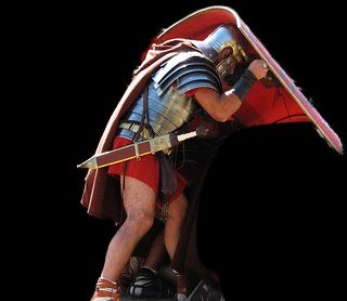 Römischer Soldat, der sich ein Schild über den Kopf hält