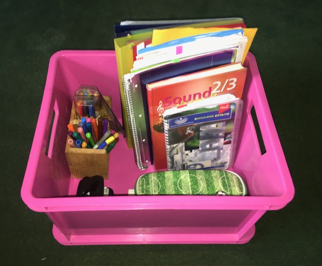 Plastikbox mit Schulsachen